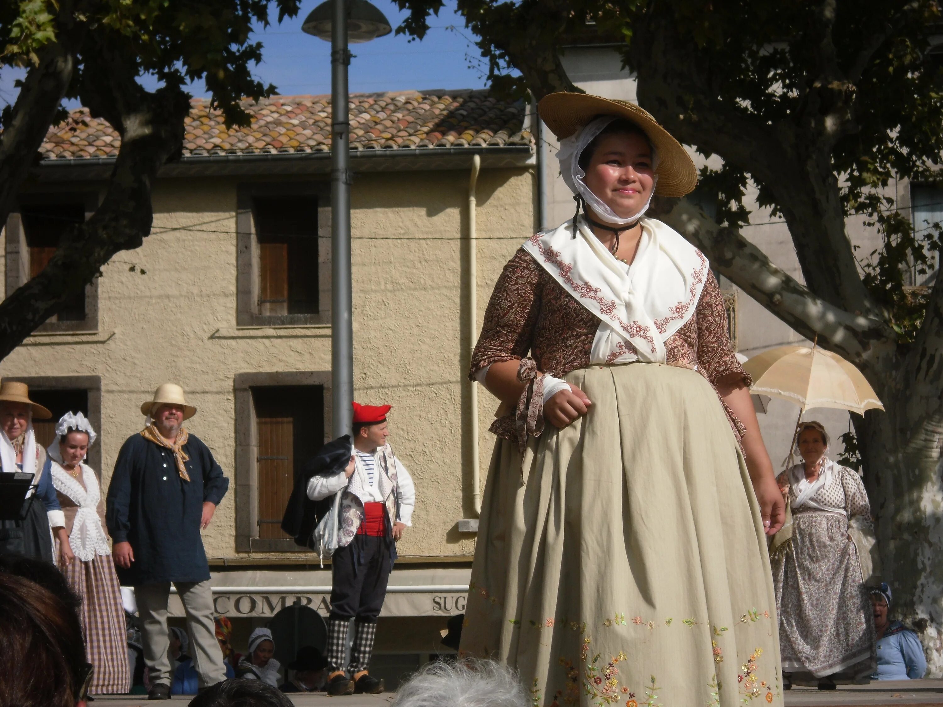Национальный костюм Франции 21 века. Эльзас национальный костюм. Бретонцы Франция костюмы. Французский традиционный костюм.