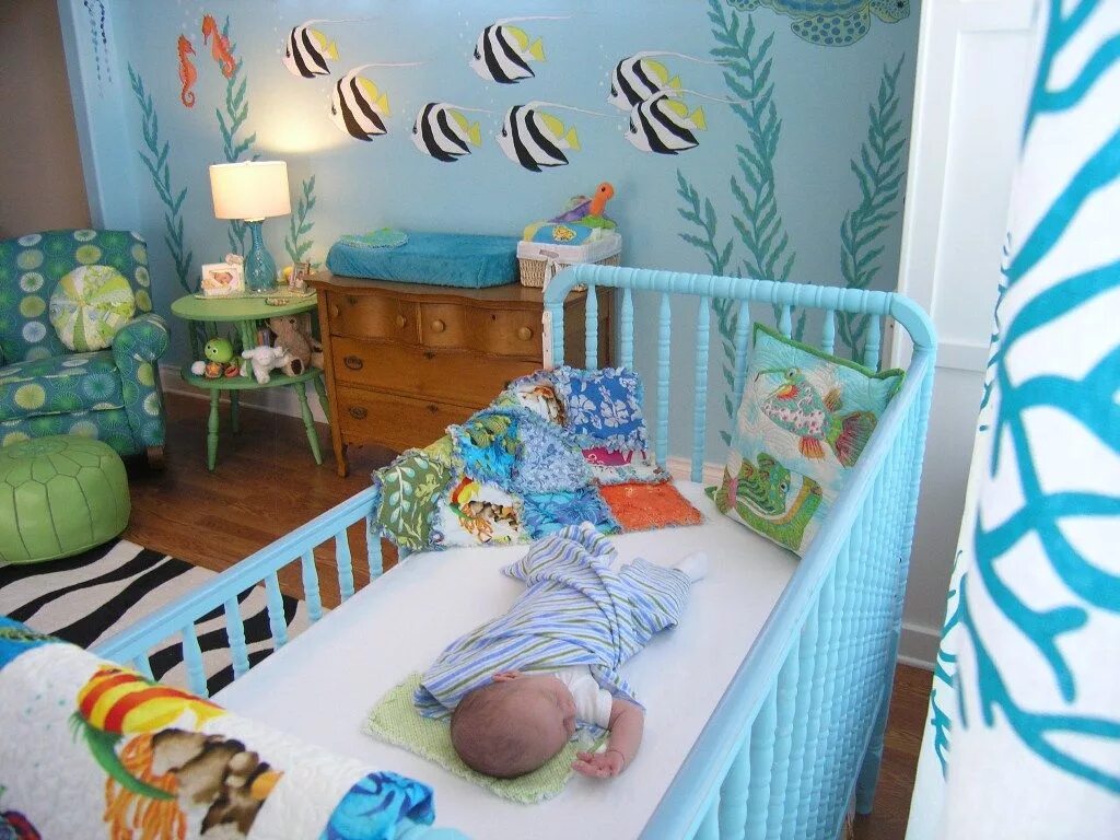 Комната на выписку из роддома мальчика. Украсить комнату для новорожденного. Украсить комнату для новорожденного мальчика. Украшение детской кроватки на выписку. Комната для встречи новорожденного.