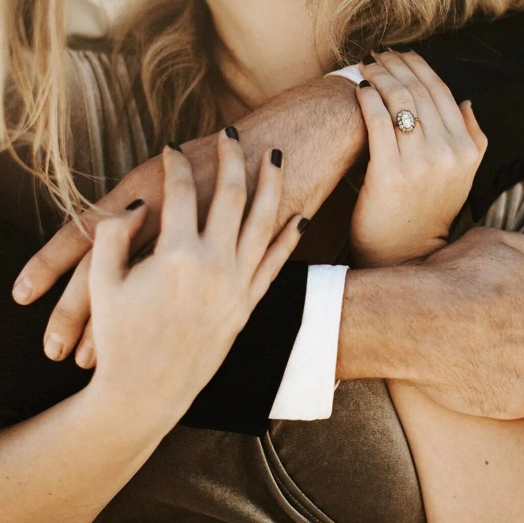 счастливые мужчина и женщина. защита женщины мужчиной. мужские руки обнимают. страстные люди. объятия мужчины и женщины.