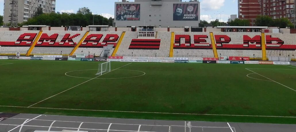 Локомотив пермь. Локомотив пермь. Стадион дкж пермь. Пермь локомотив футбольный клуб. Стадион локомотив пермь.