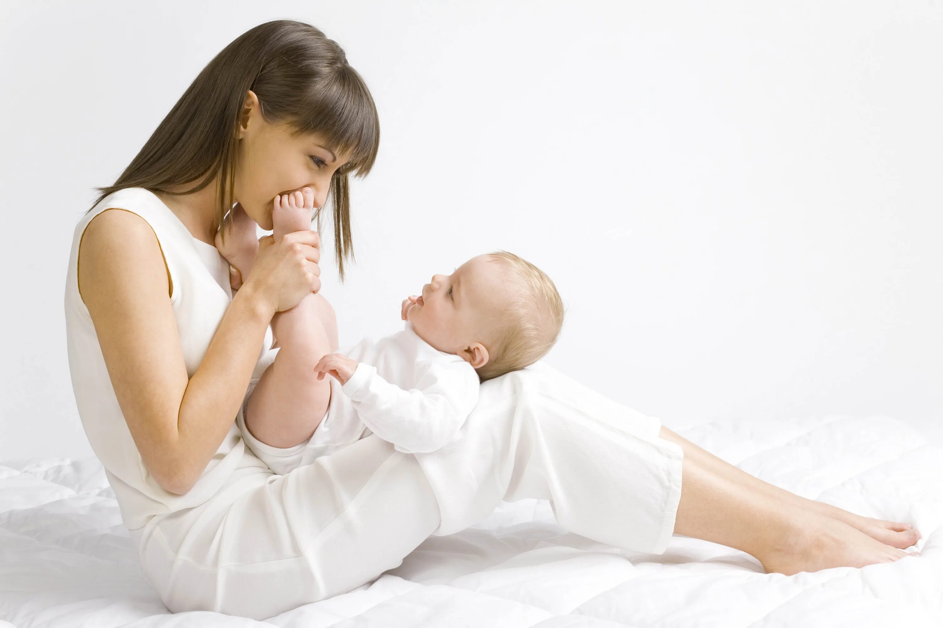 Mom and child. Малыш и мама. Мама с младенцем. Женщина с ребенком. Мама и малыш картинки.