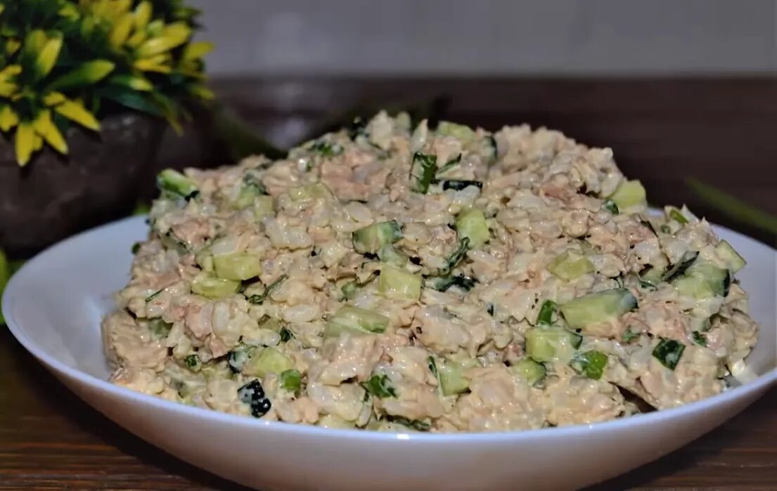 Салат с рыбной консервой и рисом рецепт