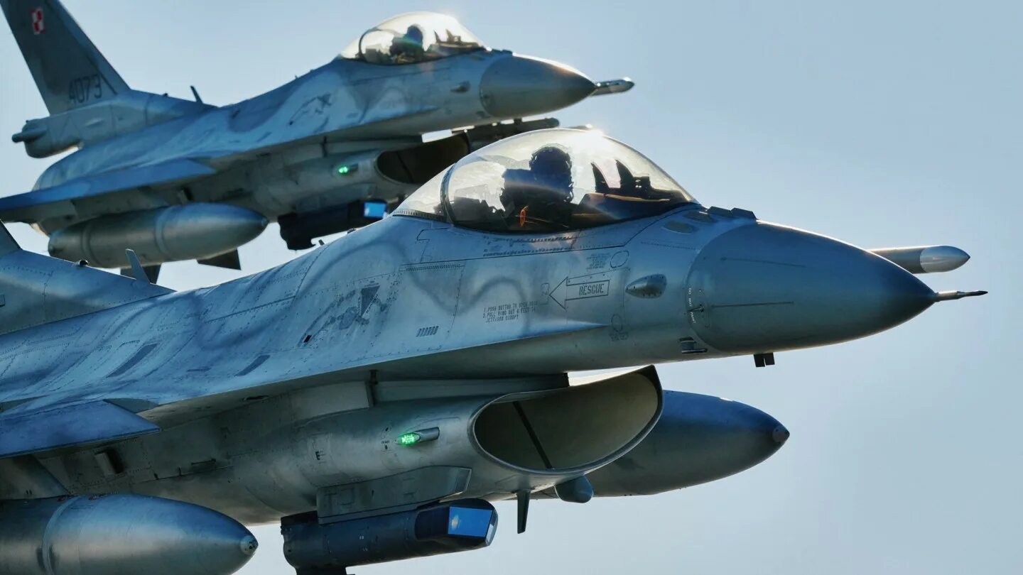 F 16 истребитель украина. F-16 Украина. F-16 самолет. F-16 ВВС Украины. Самолеты для Украины f-16.