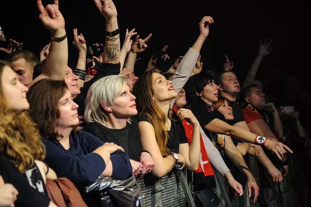 Молодежь на концерте. Кипелов концерт фанаты. Рок концерт толпа. Kreator фанаты. Фанаты группы.