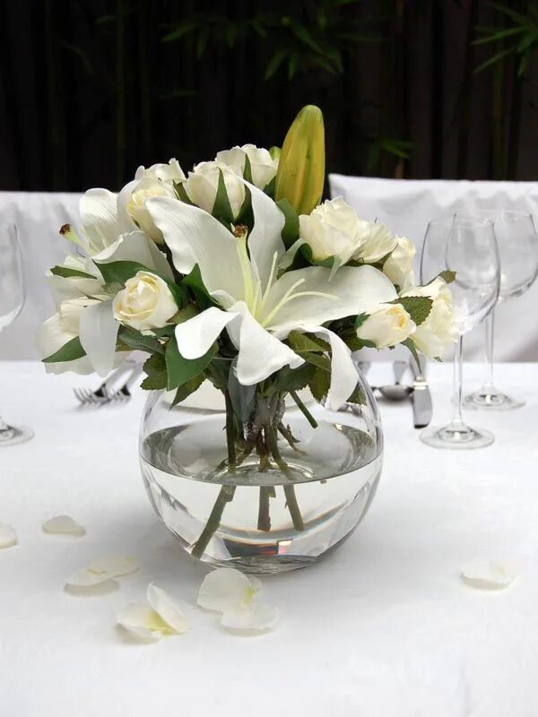Лилии на столе фото Beautiful bouquet of white lilies in a vase Desktop wallpapers 1440x900