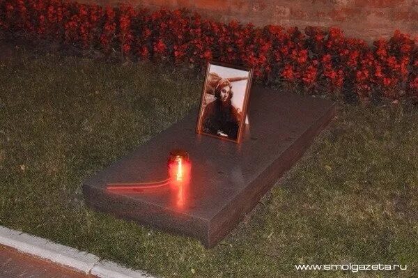 Лампа для свечи на кладбище. Свеча на могиле красная. Свечка на могилу. Неугасимая лампада на могилу. Свечка на могилку.