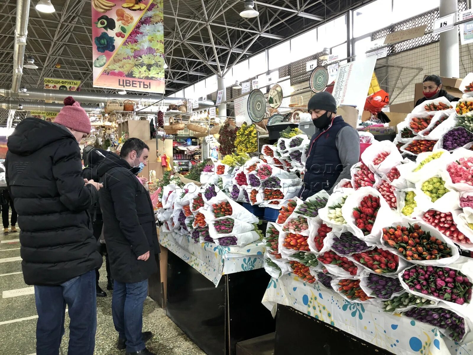 Рижский рынок нобилис. Рижский цветочный рынок. Оптовый рынок цветов. Рынок кустовая. Рынок цветов.