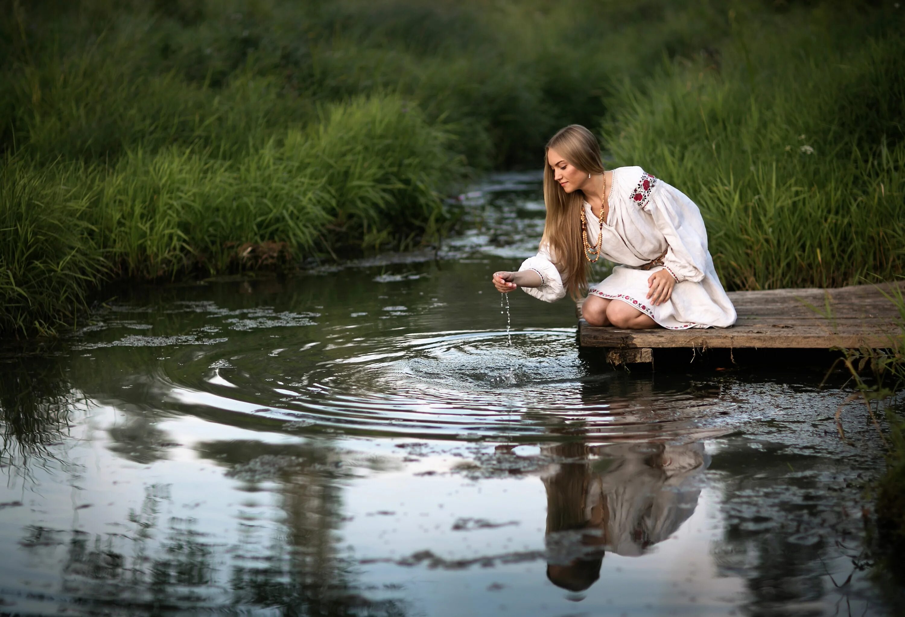 Женщины стирают на речке. Фотосессия в воде. Девушка у пруда. Девушка в воде. Женщина у реки.