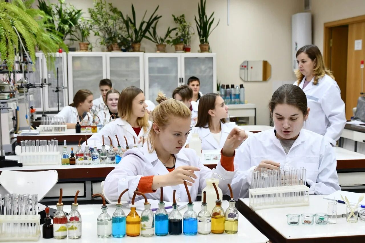 урок химии в школе. фотосессия в стиле химии. дети изучают химию в школе. химия в школе. школьники на уроке химии.