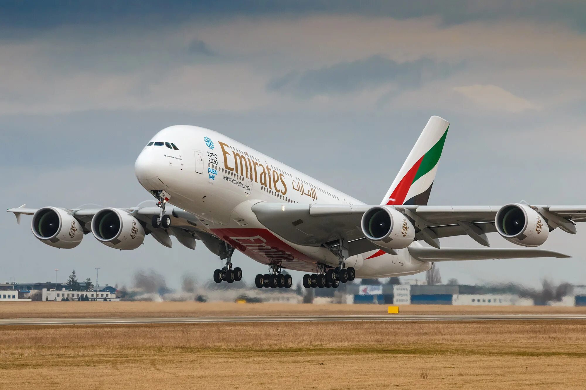 A350 emirates. Emirates airlines авиакомпании оаэ. Аэропорт эмирейтс. Аэробус а380-800 эмирейтс. Эйрбас а380 800.