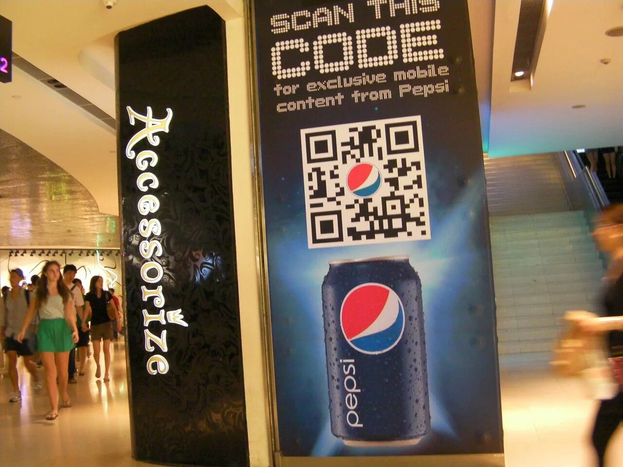 QR код. QR коды в рекламе. Стойки с QR кодом. Рекламный баннер с QR кодом.