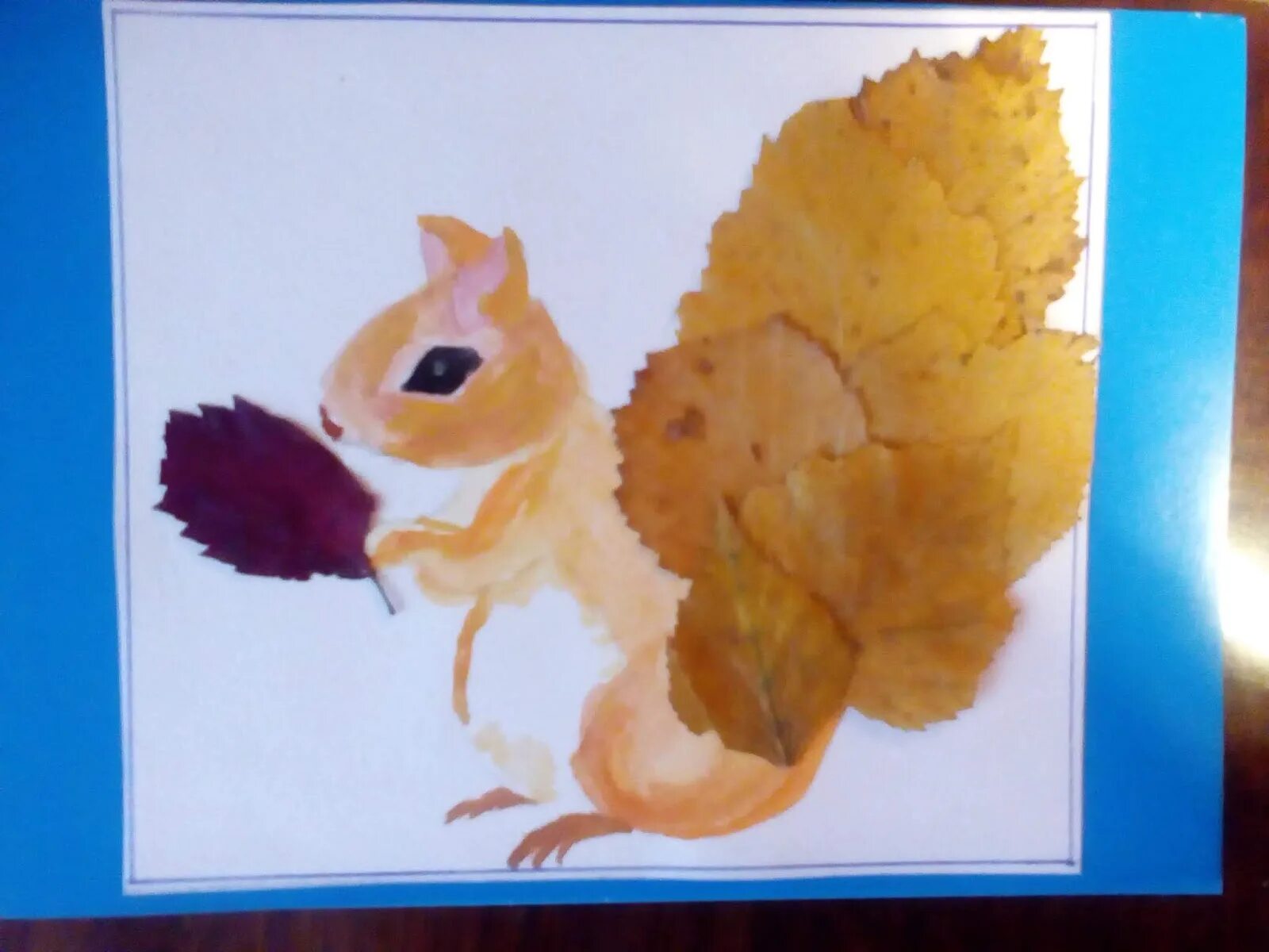 Аппликация букет из осенних листьев. Осенняя брошь из фоамирана. Картина из осенних листьев. Поделка для мамы из листьев. Поделки из из сухих листьев клёна.