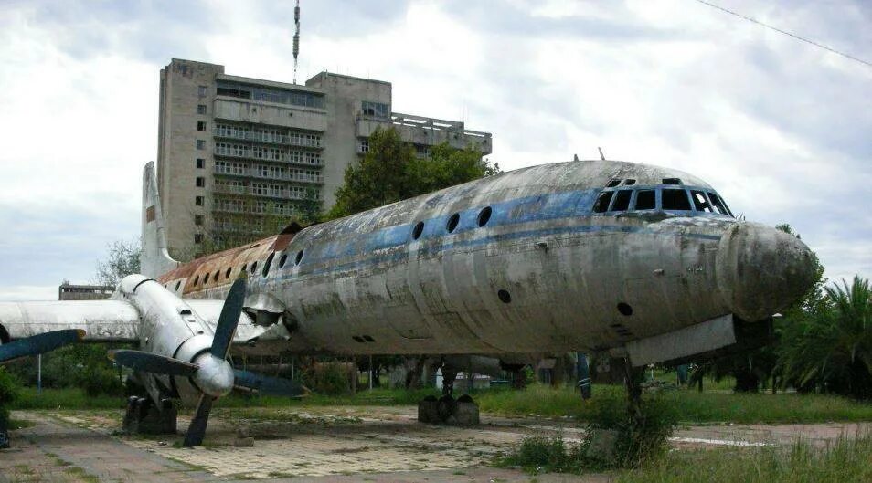 Москва гагры самолет. Гагра самолет памятник. Город Гагра аэропорт. Аэропорт Абхазии Гагры. Самолет в центре Гагры.