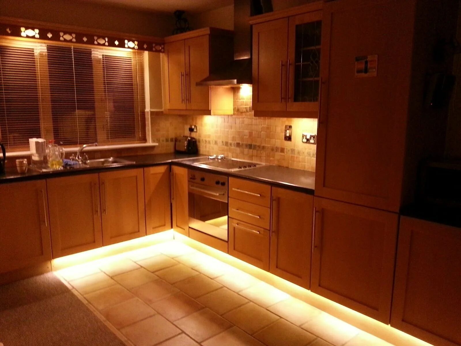 Кухня с подсветкой фото. Подсветка для кухни. Подсветка кухонного гарнитура. Подсветк акухн. Светодиодная подсветка для кухни.