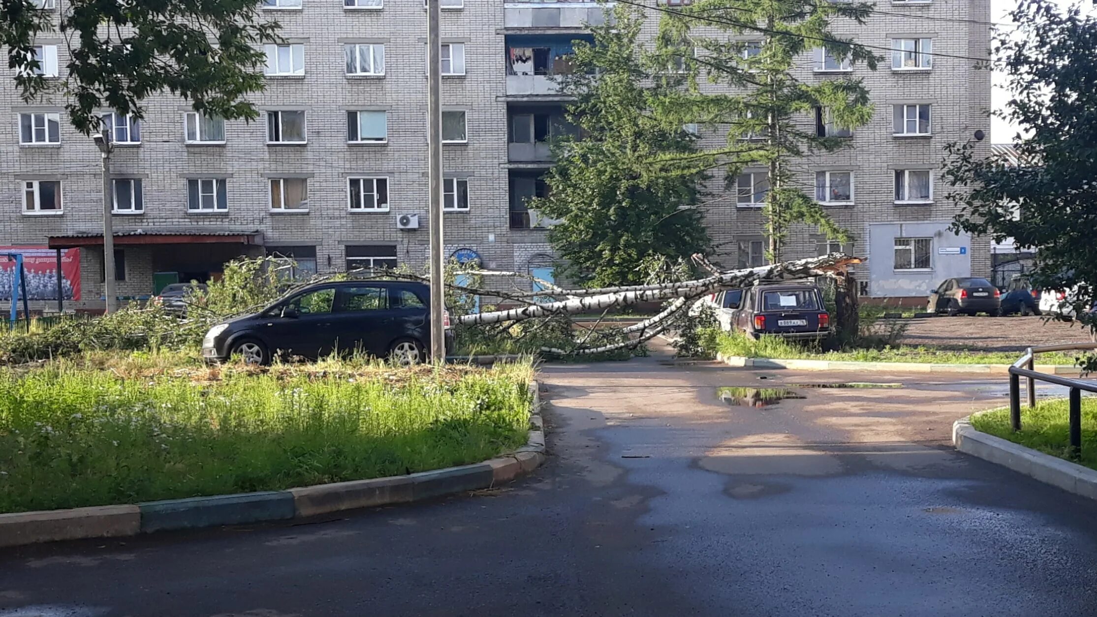 Авиационная опасность ярославль. Ураган в Ярославле. Гроза в Ярославле. Ураганный ветер в Ярославле. Тутаев ураган.