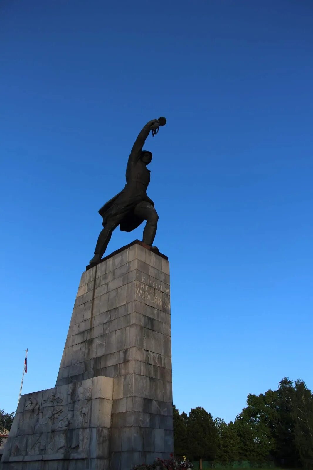 42 яхрома. Мемориал Перемиловская высота. Перемиловская высота в Яхроме. Яхрома памятник.