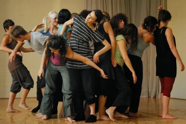 Терапевтические танцы. Телесные группы. Телесные группы. Люди танцуют. Танцевально-двигательная терапия для детей.
