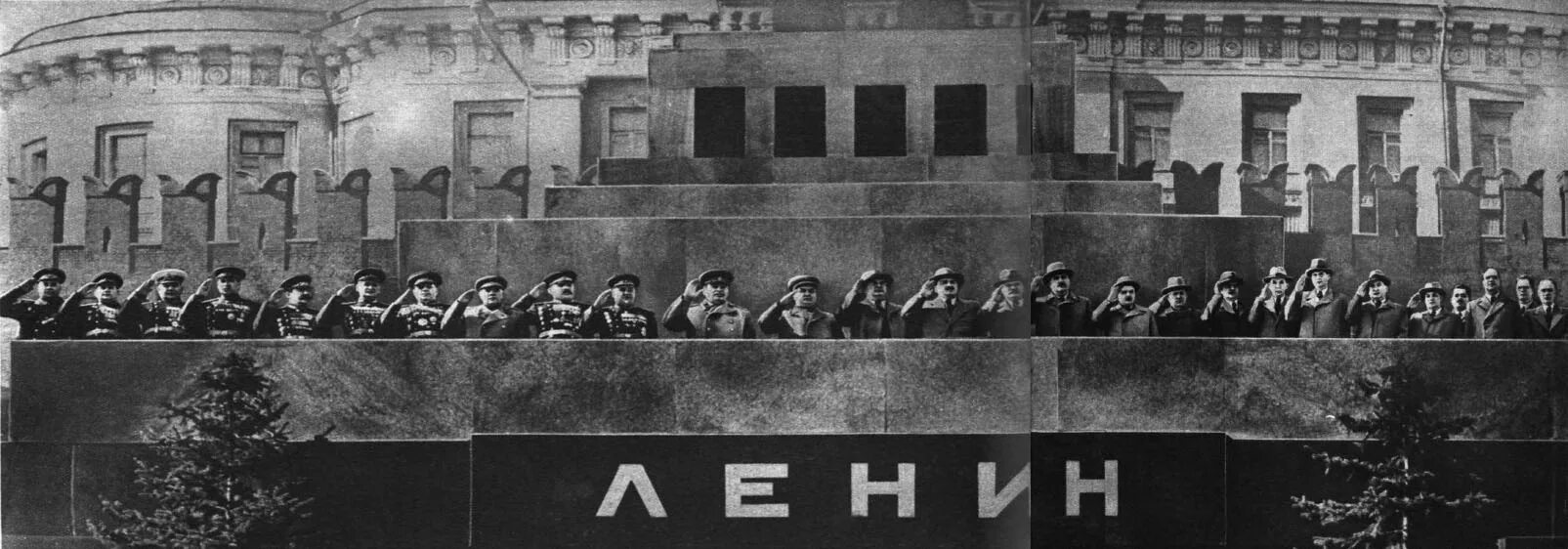 Сталин на мавзолее на параде победы 1945. Парад победы 1945 трибуна мавзолея. Сталин на параде победы 24. Сталин и буденный парад победы 1945. 24 июня сталин.
