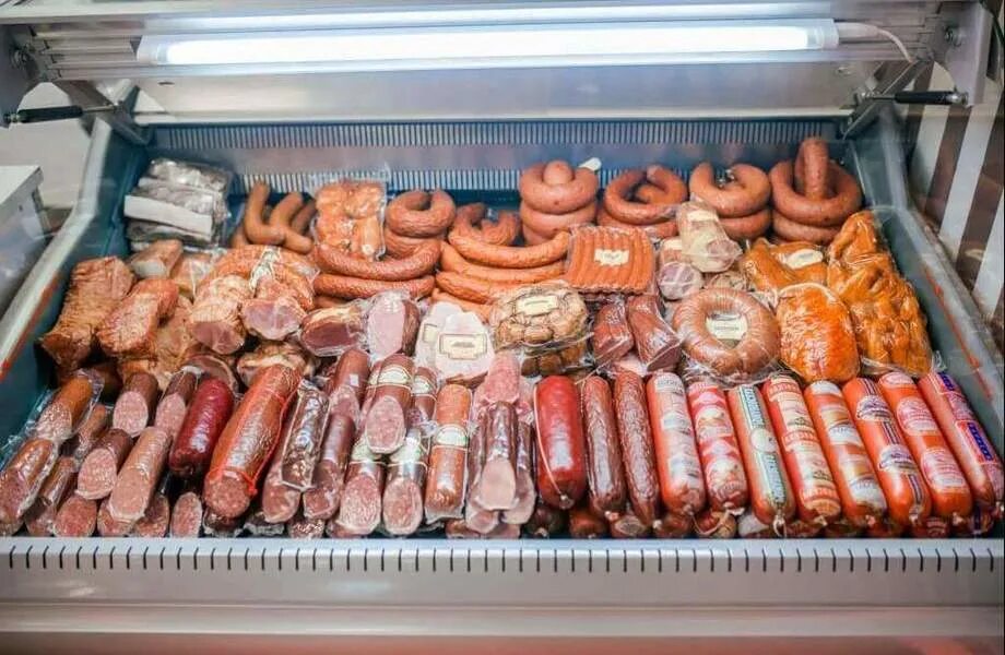 Квартира мясокомбинат. Колбасный павильон. мясной павильон. колбаса на рынке. фирменные магазины мясокомбинатов.