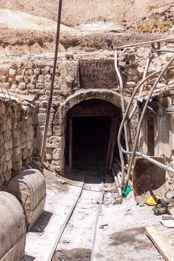 на поверхности земли у входа в шахту. шахта нова калинская. на поверхности земли у входа в шахту. шахта, штрек, штольня. на поверхности земли у входа в шахту.