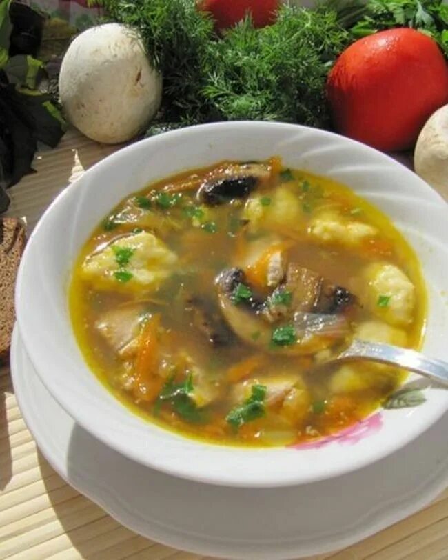 Суп курица с грибами и картошкой. Грибной суп с клецками. Постный суп с клецками. Суп с клёцками. Суп с клёцками и картофелем.
