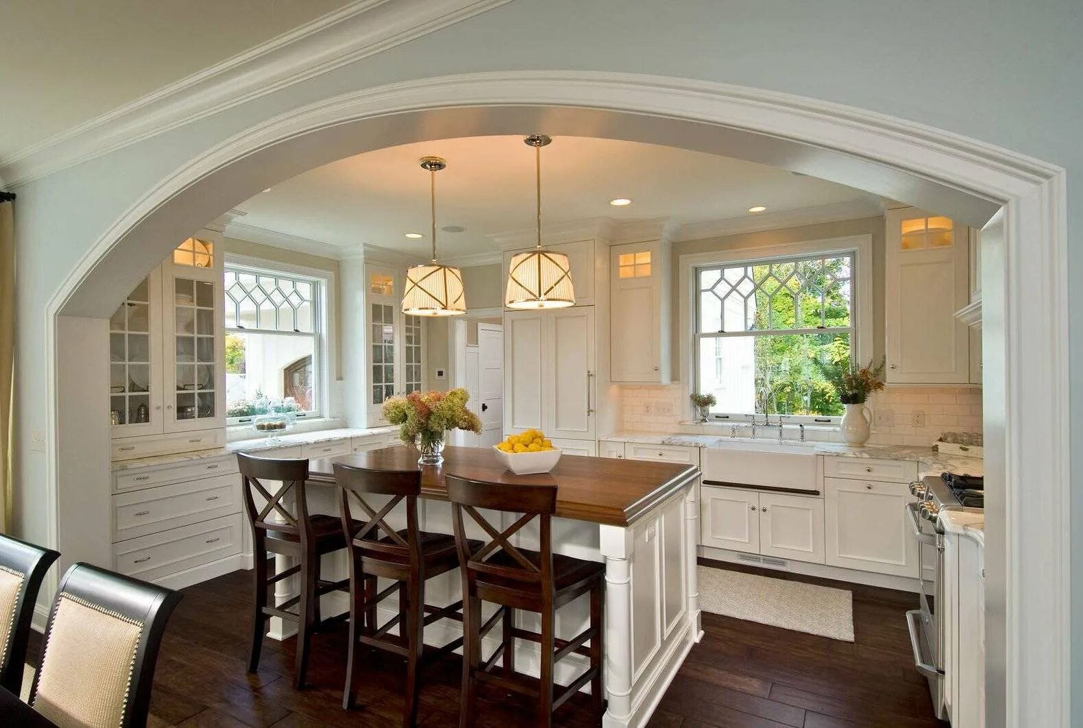 Перепланировка кухни в гостиную. Красивая арка на кухню. Дверь в кладовку на кухне. Кухня в частном доме. Кухня с большим холодильником.