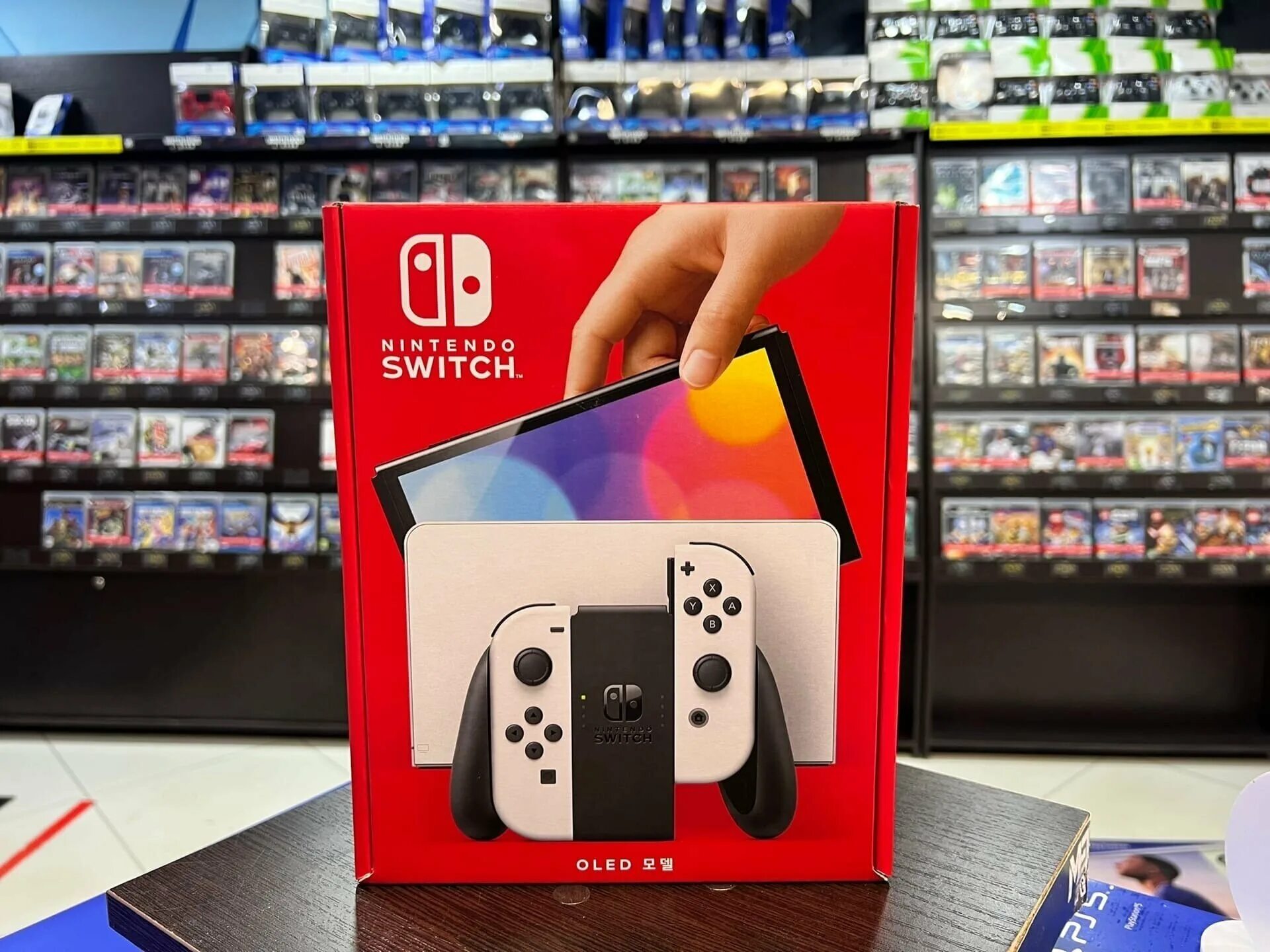 Чем отличается nintendo. Нинтендо свитч OLED. Игровая приставка Nintendo Switch OLED (белый). Nintendo Switch OLED 64gb White. Nintendo Switch OLED за 16000.