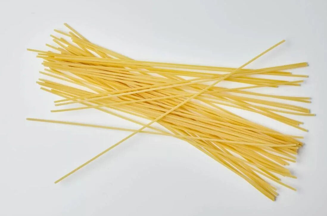 Телевизионные макароны. Спагетти сухие. Тонкие спагетти. Спагетти тонкие итальянские. Длиннорезанные макаронные изделия.