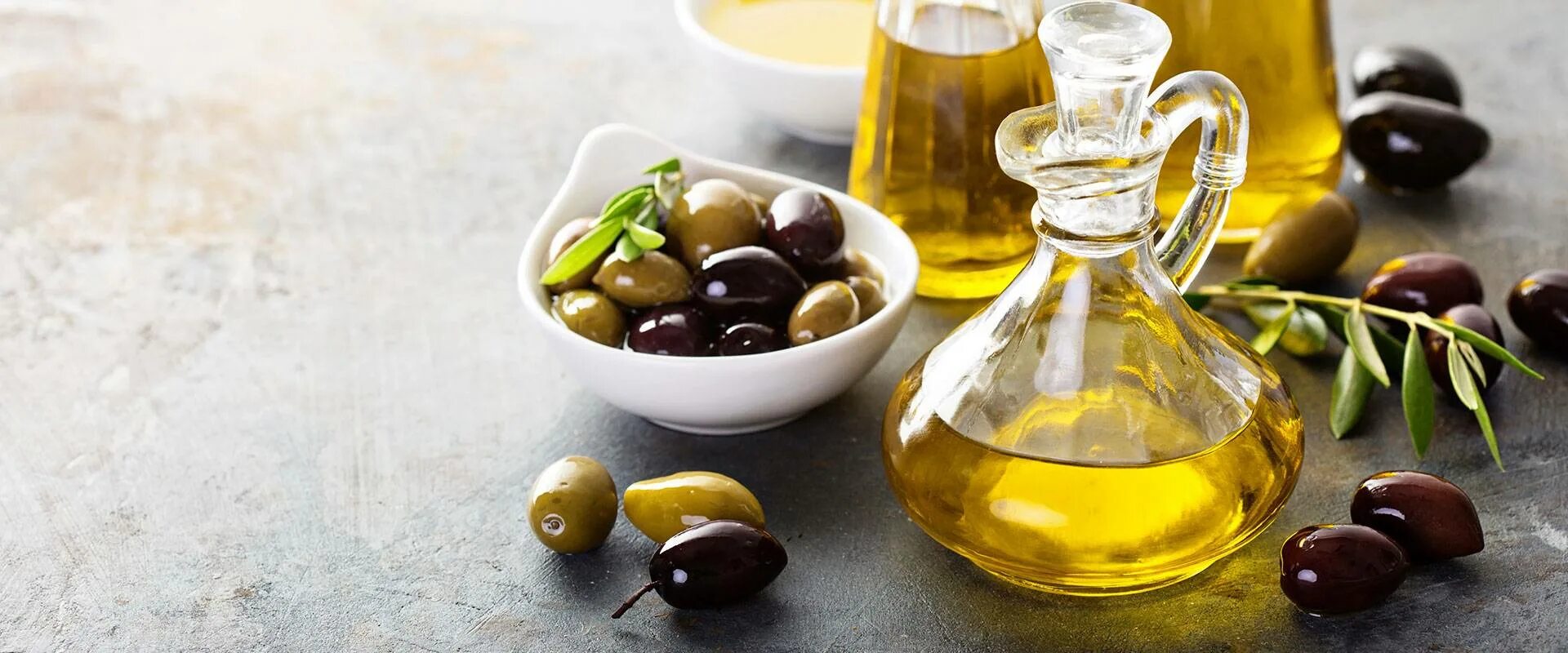 Чашка с оливковым маслом. Оливковое масло при грудном вскармливании. Прості рецепти краси: оливкова олія.