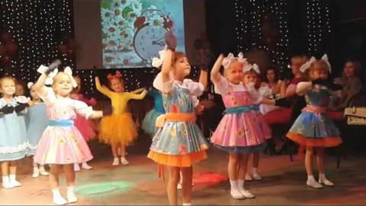 Танец с мамой в детском саду. День воспитателя танцы. Танцы воспитателей. Леди воспитатель танец. День дошкольного работника танец детей.