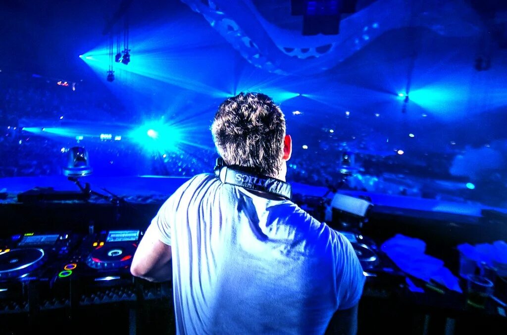 Dj на праздник. Те еще диджеи. Диджей. Авичи шведский диджей. Казистов тюмень диджей фото.