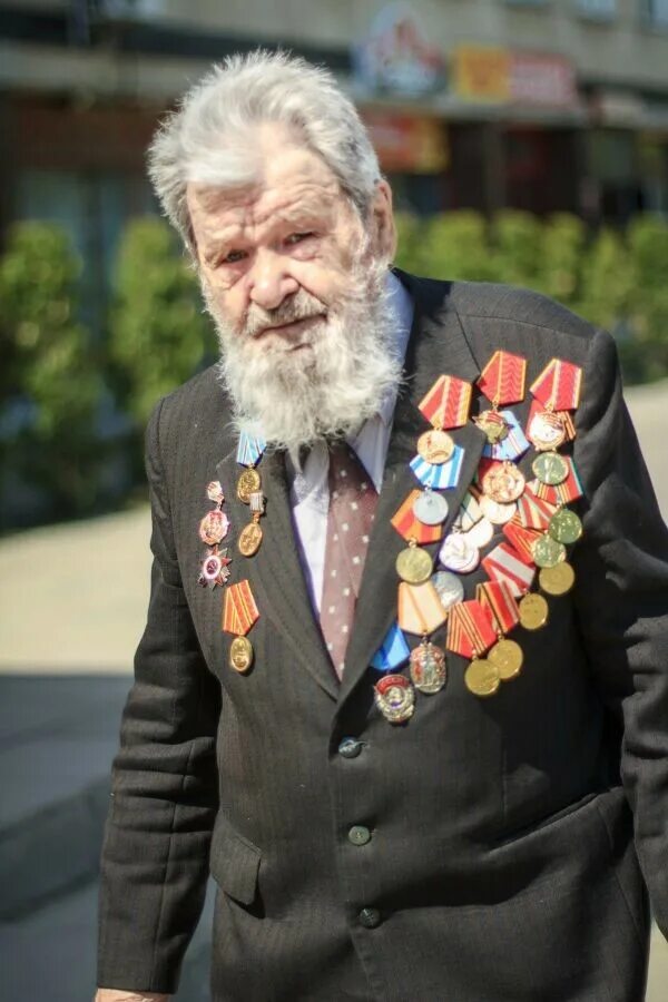Дедушка ветеран. Ветеран с медалями. Ветераны с орденами. Медаль ветеран войны. Пенсионер ветеран