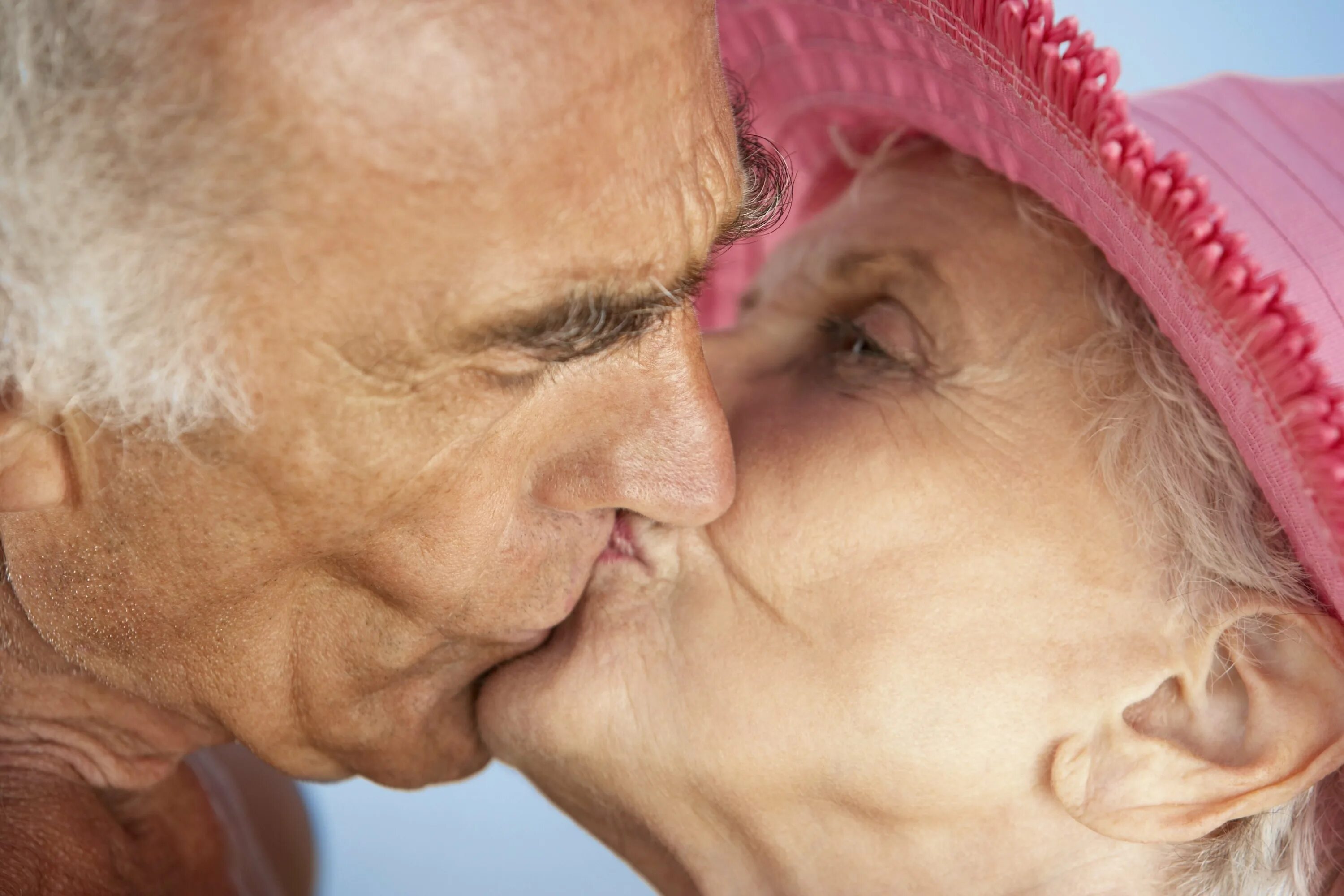Поцелуй бабушки и дедушки. Поцелуй пожилых. Бабушка поцелуй.