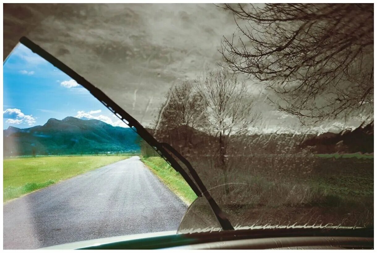 Защита автомобиля от дождя. Лобовое стекло машины. Окно автомобиля лобовое. Вид из окна машины. Вид с лобового стекла.