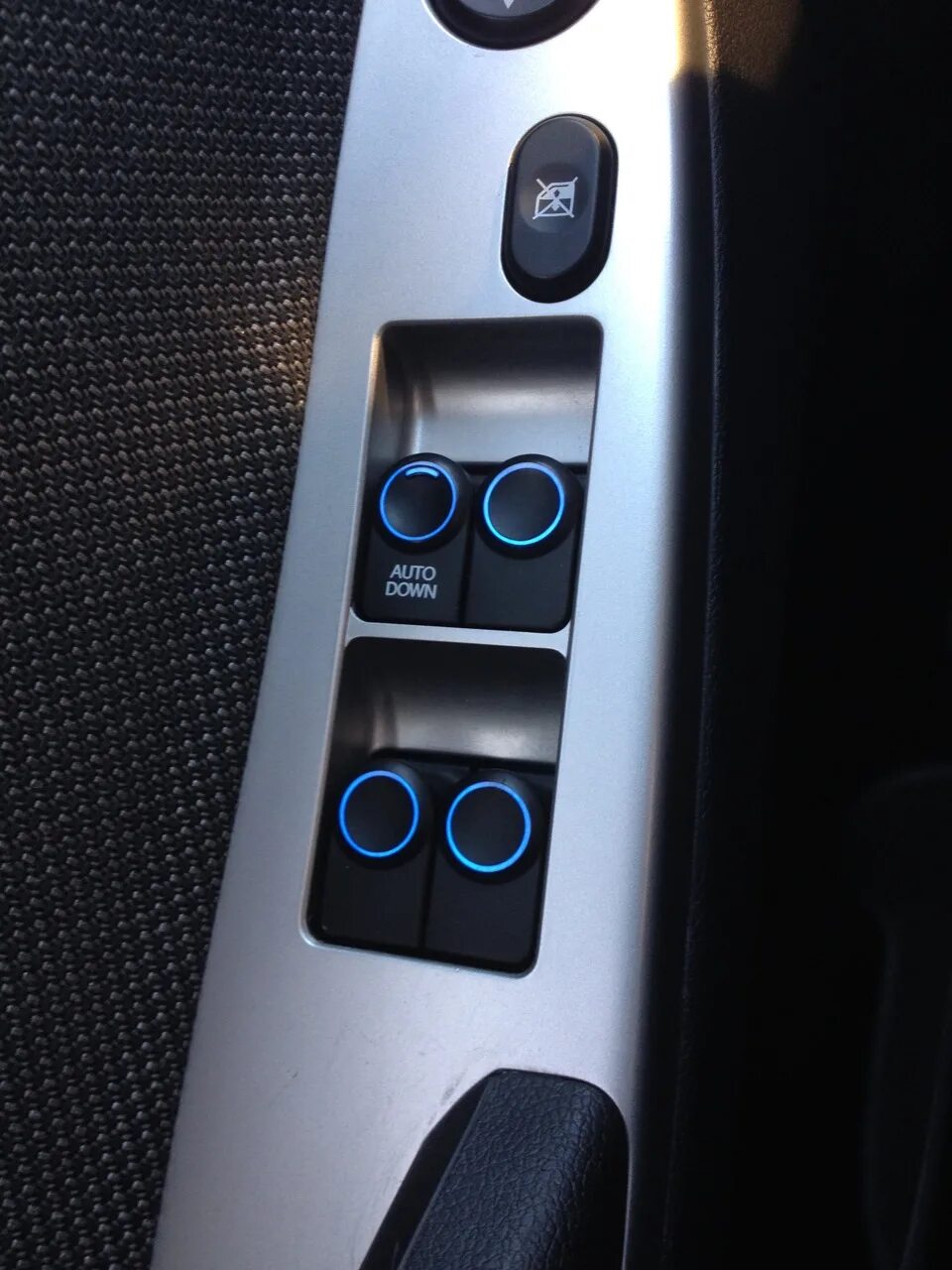 Кнопка стеклоподъемника hyundai solaris 2015. Кнопка эсп солярис 1. Hyundai solaris 2012 кнопки управления стеклоподъемниками. Кнопка стеклоподъемника солярис. Кнопка стеклоподъемника солярис.