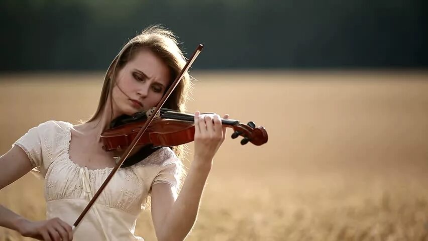 Девушки со скрипкой. Скрипачка в поле. Девушка со скрипкой картина. Violins playing and the angels crying