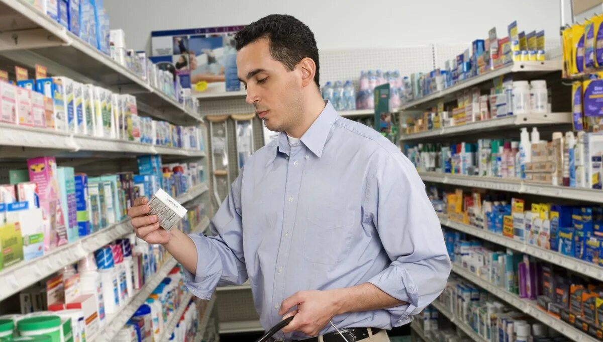Аптека за углом. Девушка в аптеке выбирает. Косметика. Аптечный выбор. Косметические средства в аптеке.