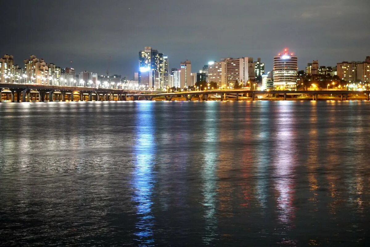 Набережная ханган сеул. Корея сеул река ханган. Берег реки ханган. Мост ханган сеул. Река ханган в сеуле.