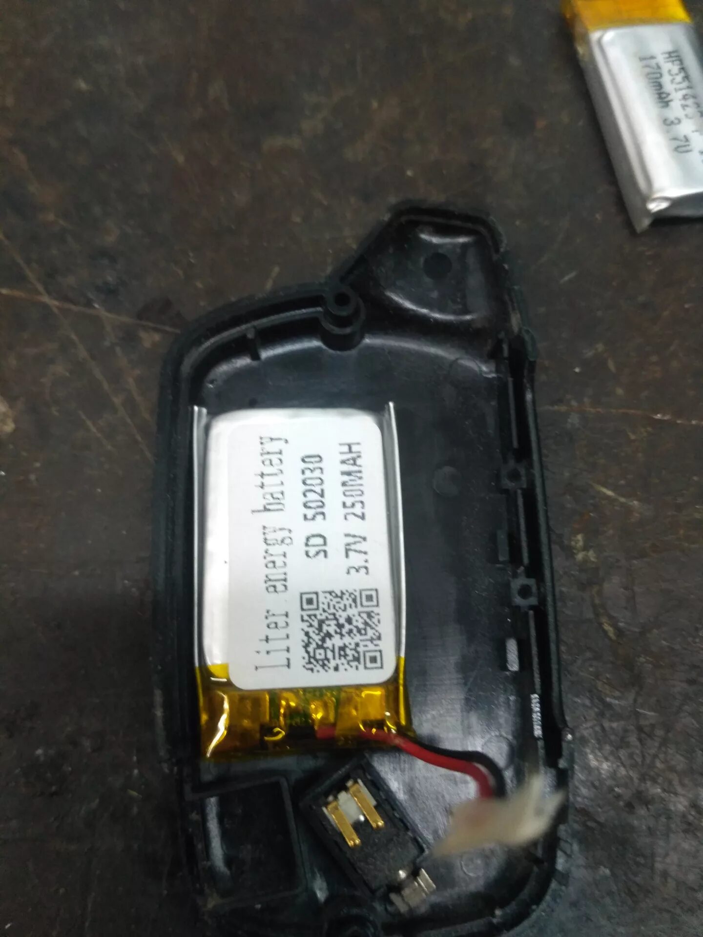 Аккумулятор брелка alligator c-500. Aps 1300 батарейка брелка. Батарейка для сигнализация пандора 2007. Аккумулятор 7. Замена аккумулятора сигнализации.