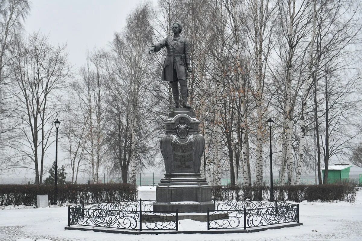 Почему стоит памятник петру 1 в петрозаводске. Памятник Петру в Петрозаводске. Памятник императору Петру великому основателю Петрозаводска. Памятник Петру 1 в Петрозаводске на набережной. Памятник Петру первому на круглой площади Петрозаводск.