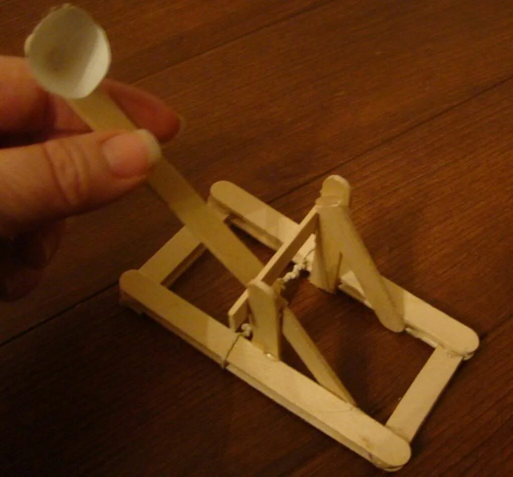 Катапульта из палочек. Сделать катапульту из бумаги. Катапульта из резинки. Катапульта из подручных материалов. Катапульта для самолетика из бумаги.