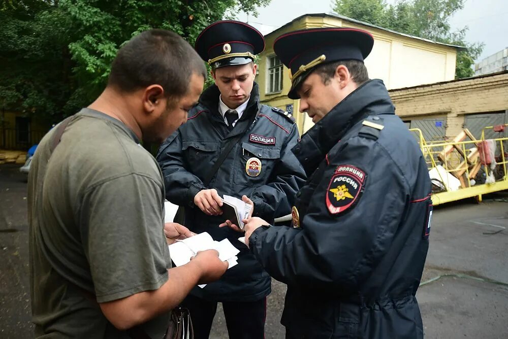 Возложенных на органы внутренних дел. Сотрудник полиции. Полицейский проверяет документы. Полиция предупреждение преступности. Пресечение административных правонарушений.