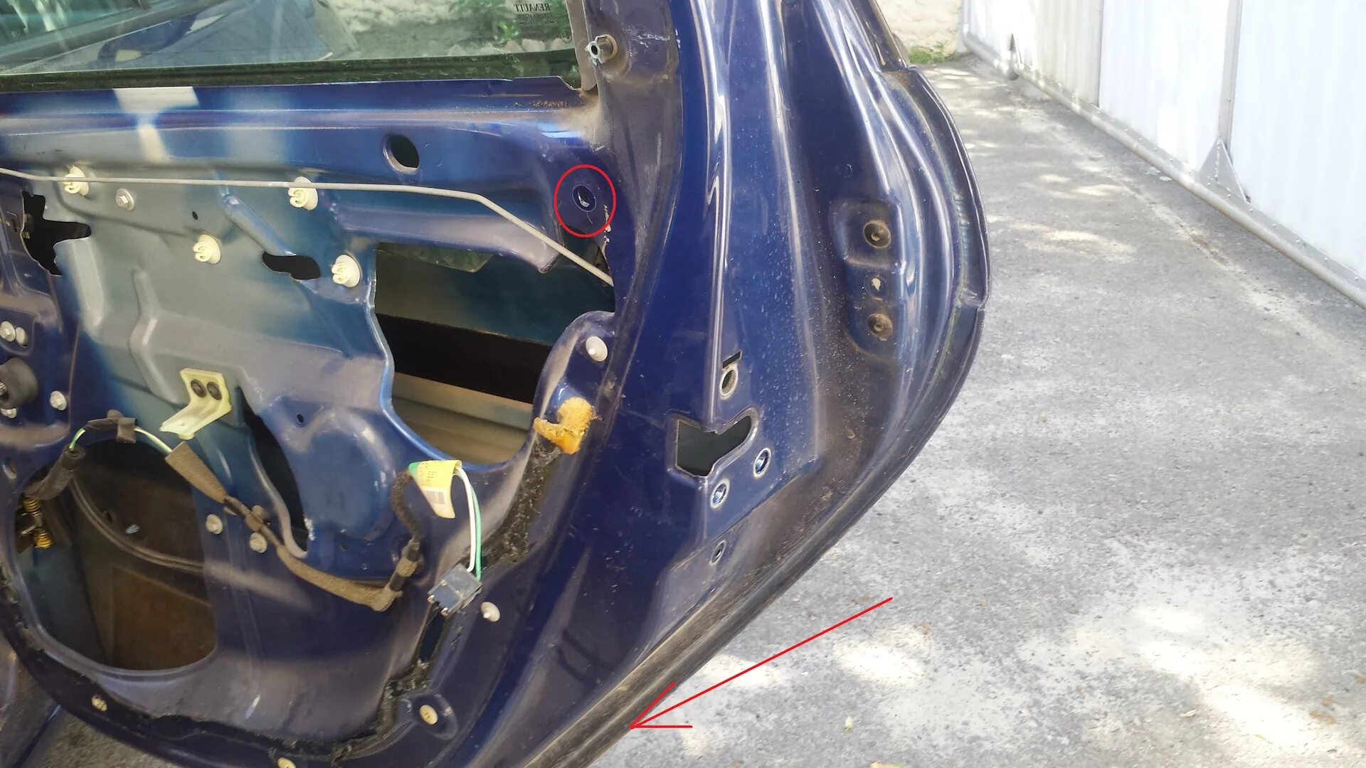 Вскрытие заклинившей задней двери - Renault Megane Scenic, 1,6 л, 1997 года поло