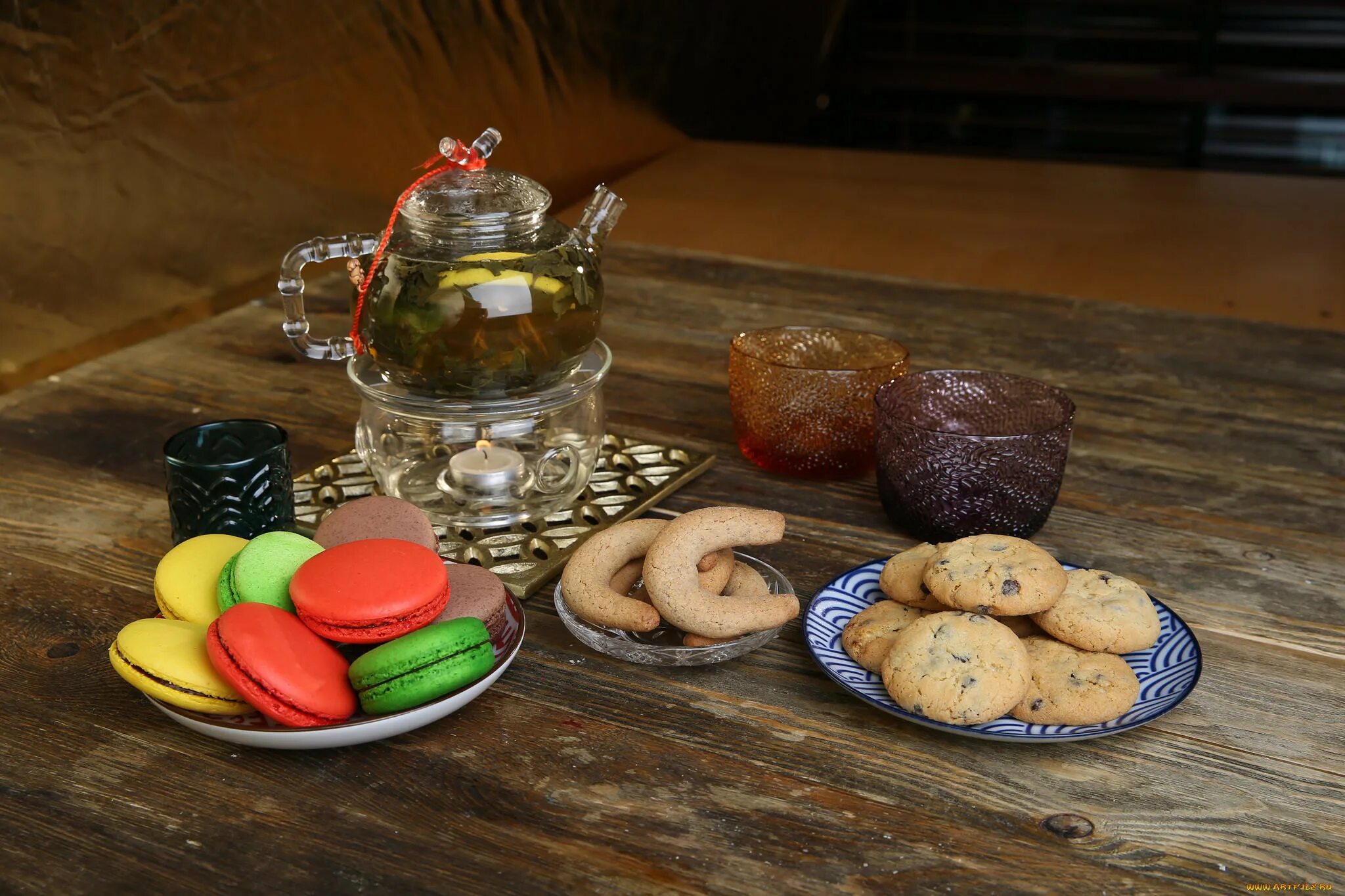 Чай пью с печеньями. Чай с печеньем. Чаепитие с печеньем. Печенье на столе. Натюрморт с печеньем.