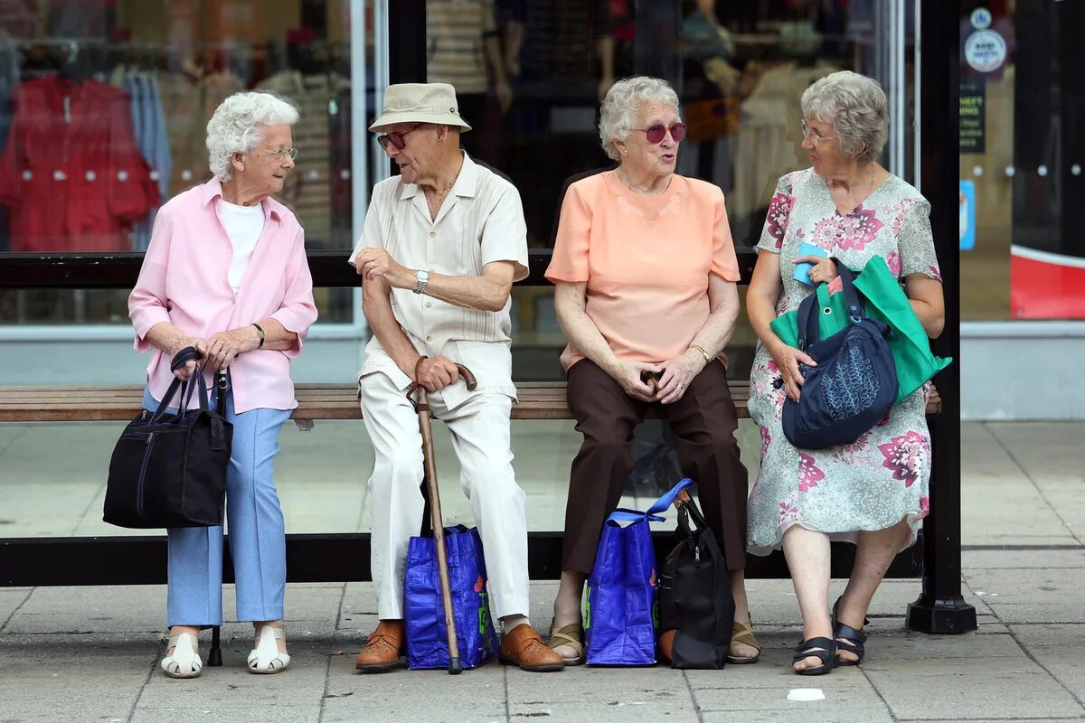 Пенсионеры в Европе. Пожилые люди в Европе. Старики в Европе. Пожилые люди Италии.