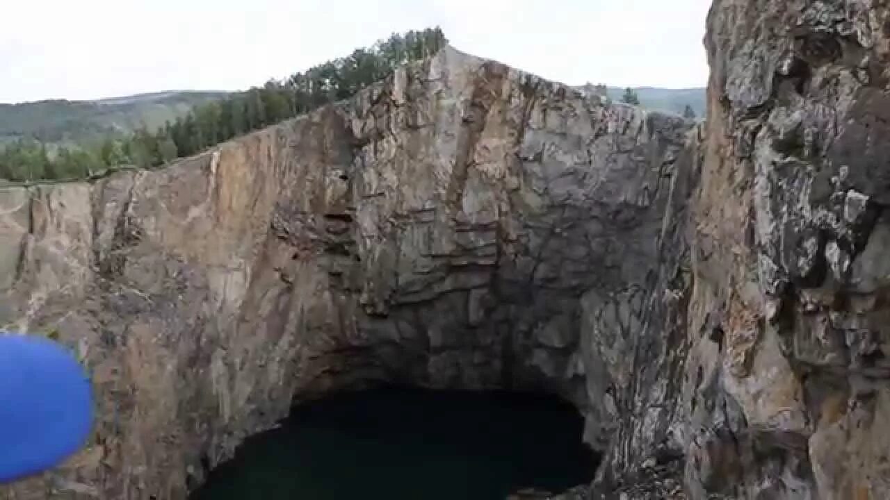Туимский провал прыжки с тарзанки. Туимский провал в хакасии тарзанка. Туимский провал прыжки с тарзанки. Туимский провал прыжки с тарзанки. Туимский провал прыжки.