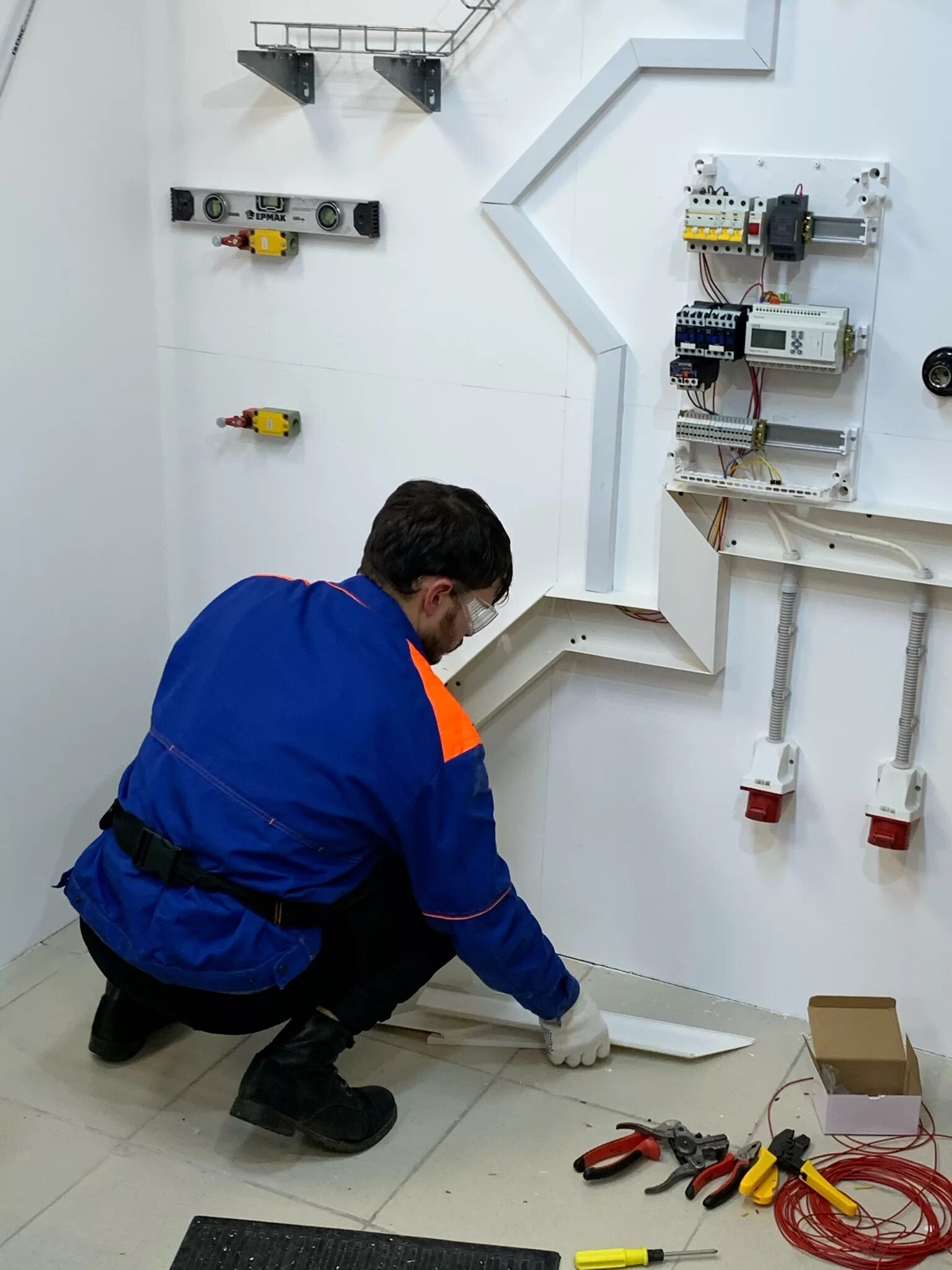 Рамка универсальные для установки электромонтажных работ. Электромонтажник. Коды видов деятельности. Код электромонтажных работ. Код электромонтажных работ.