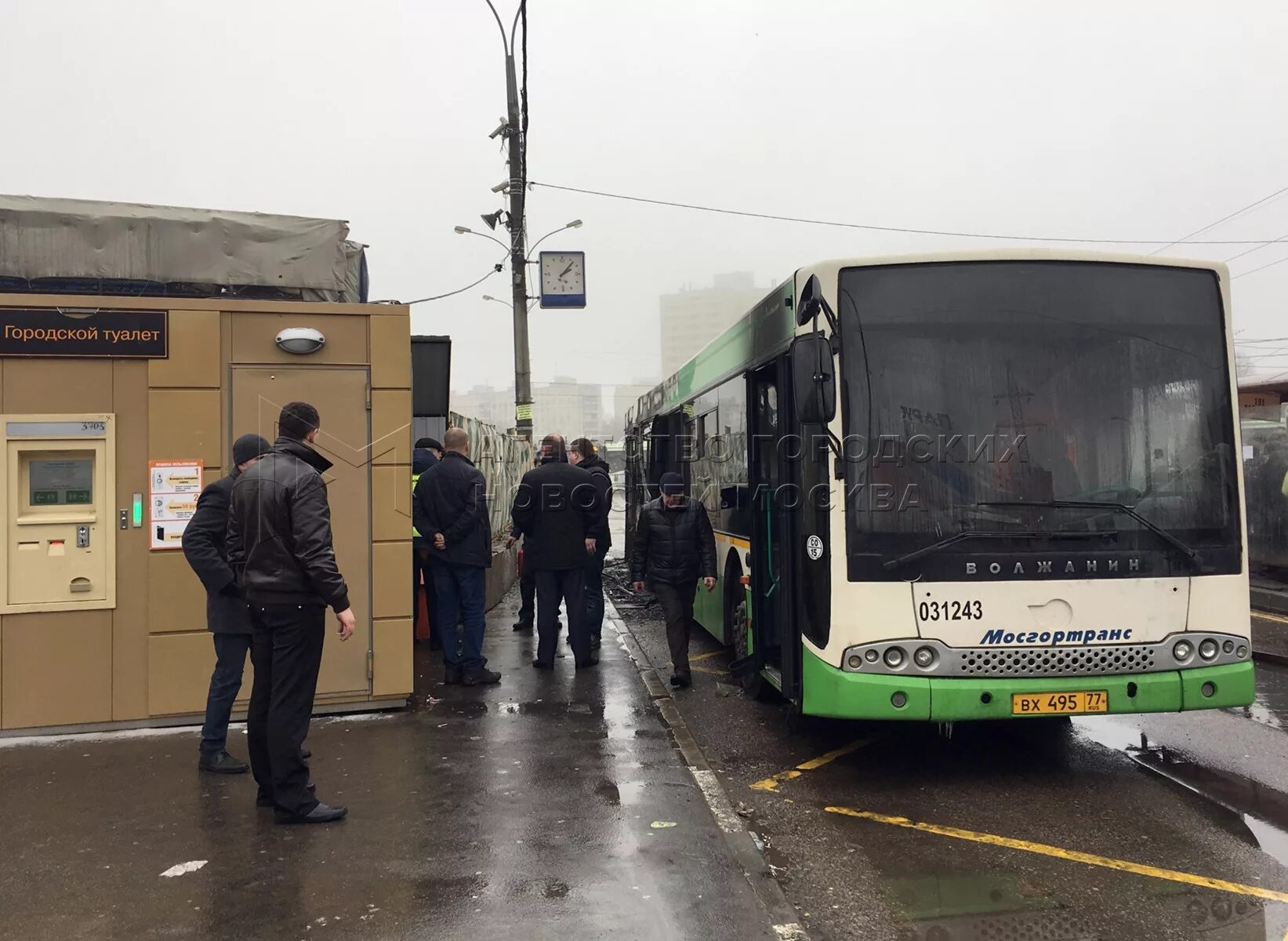 Метро петровско разумовская автобусы. 447 автобус. Петровско-разумовская метро автобус 677. Петровско разумовская автобусы. Пробка на автобусной остановке подмосковье.