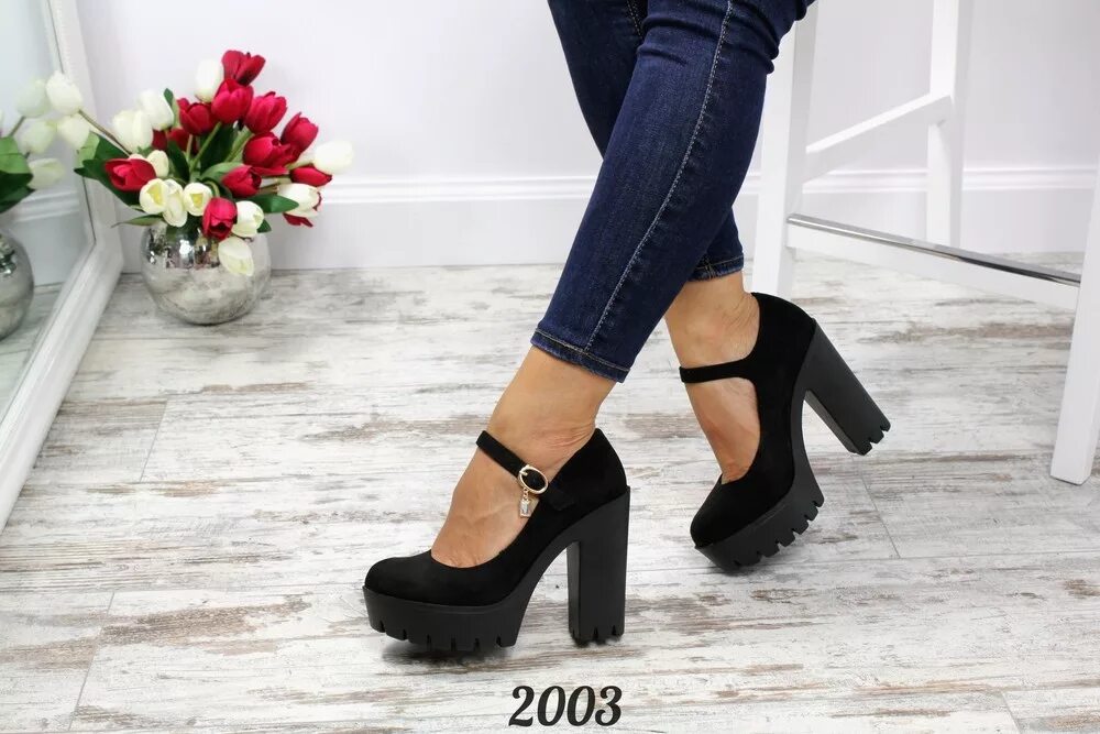 ботинки с красной подошвой. красные туфли на каблуке. тракторные каблуки. тракторные каблуки. туфли на тракторной подошве.