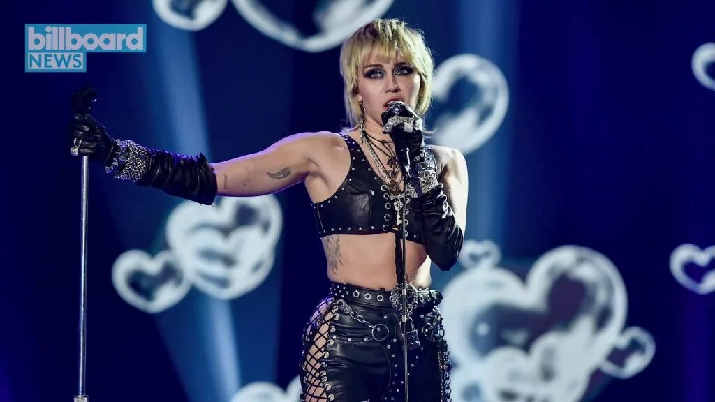 Майли сайрус 2021. Miley cyrus 2021. Майли сайрус концерт. Майли сайрус концерт. Майли сайрус 2020 на сцене.